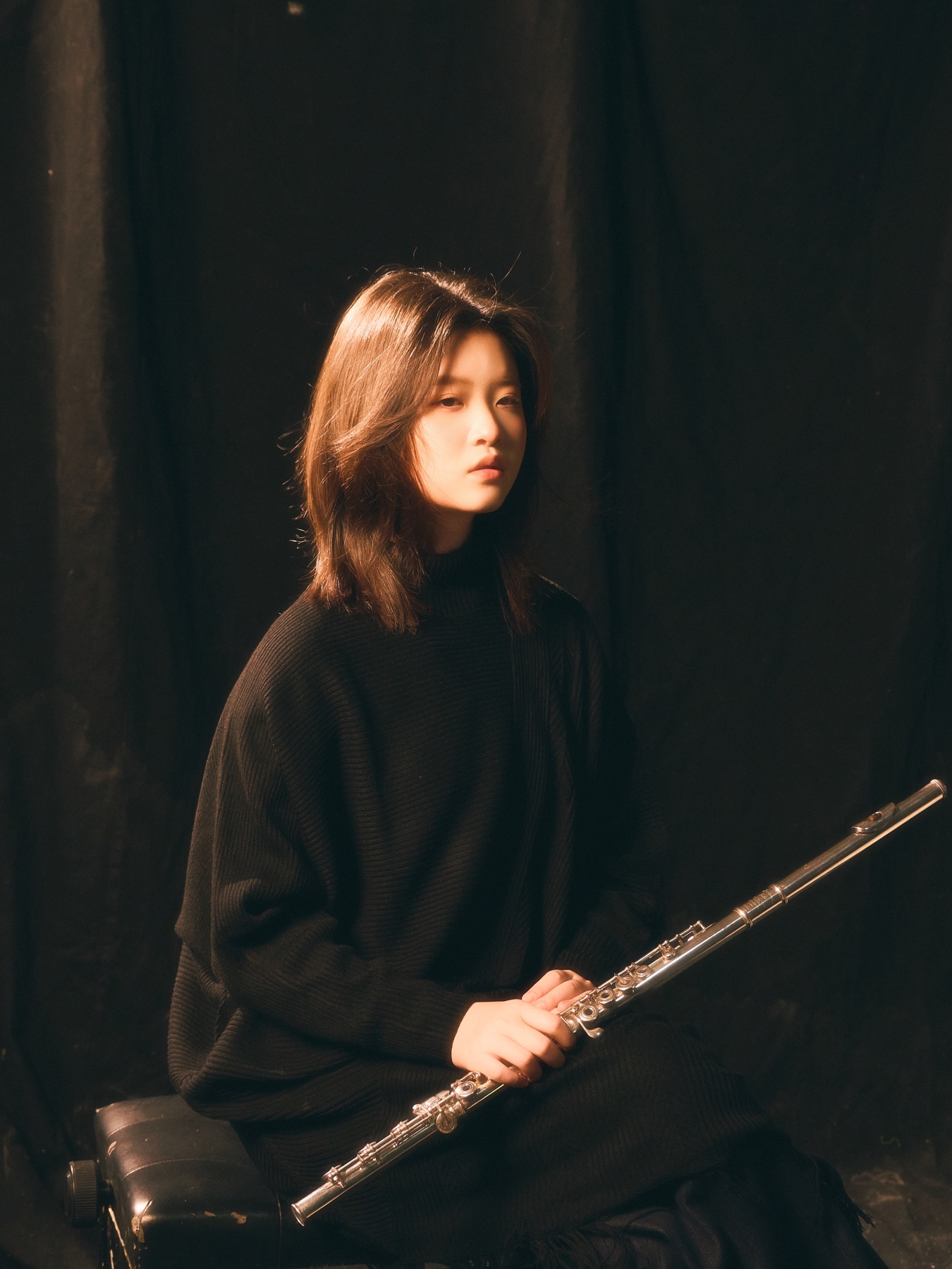 Studio portrait of Schuwen Zheng with flute
